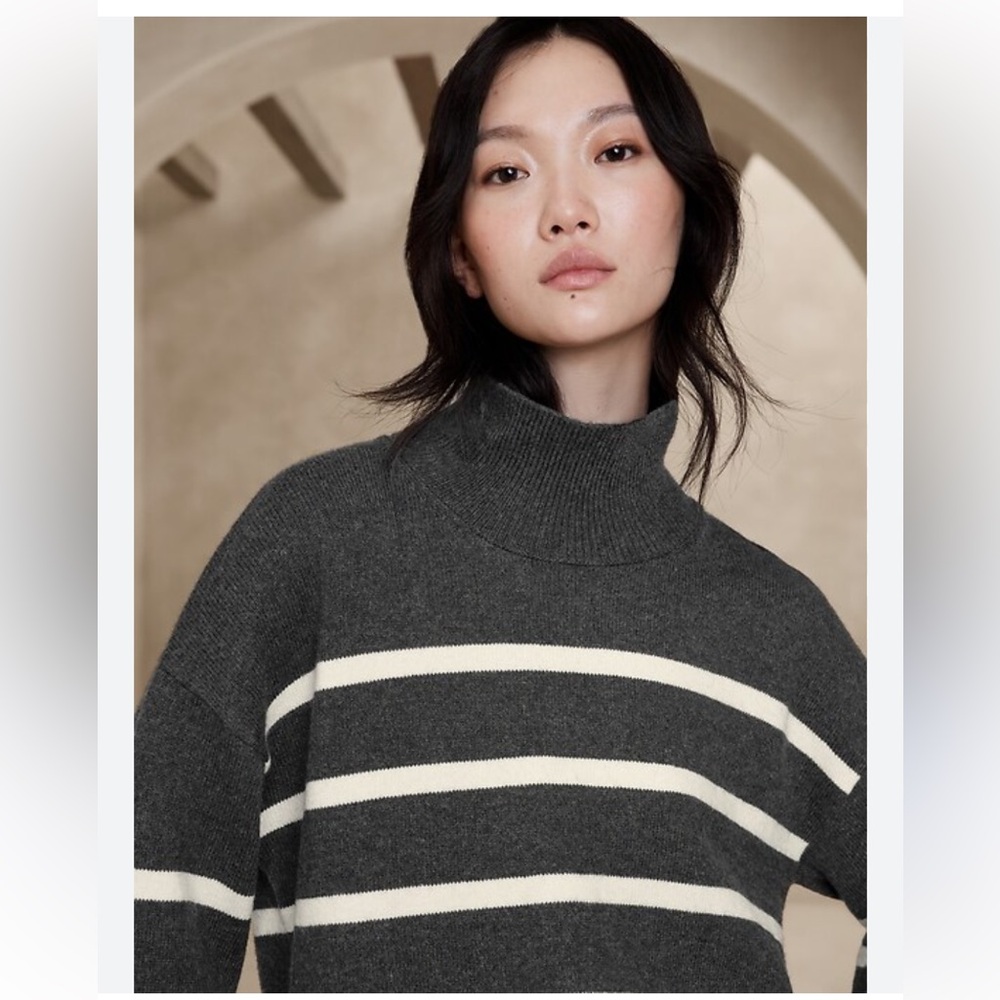 Banana Republic Women's Charcoal and Cream Turtleneck Sweater
